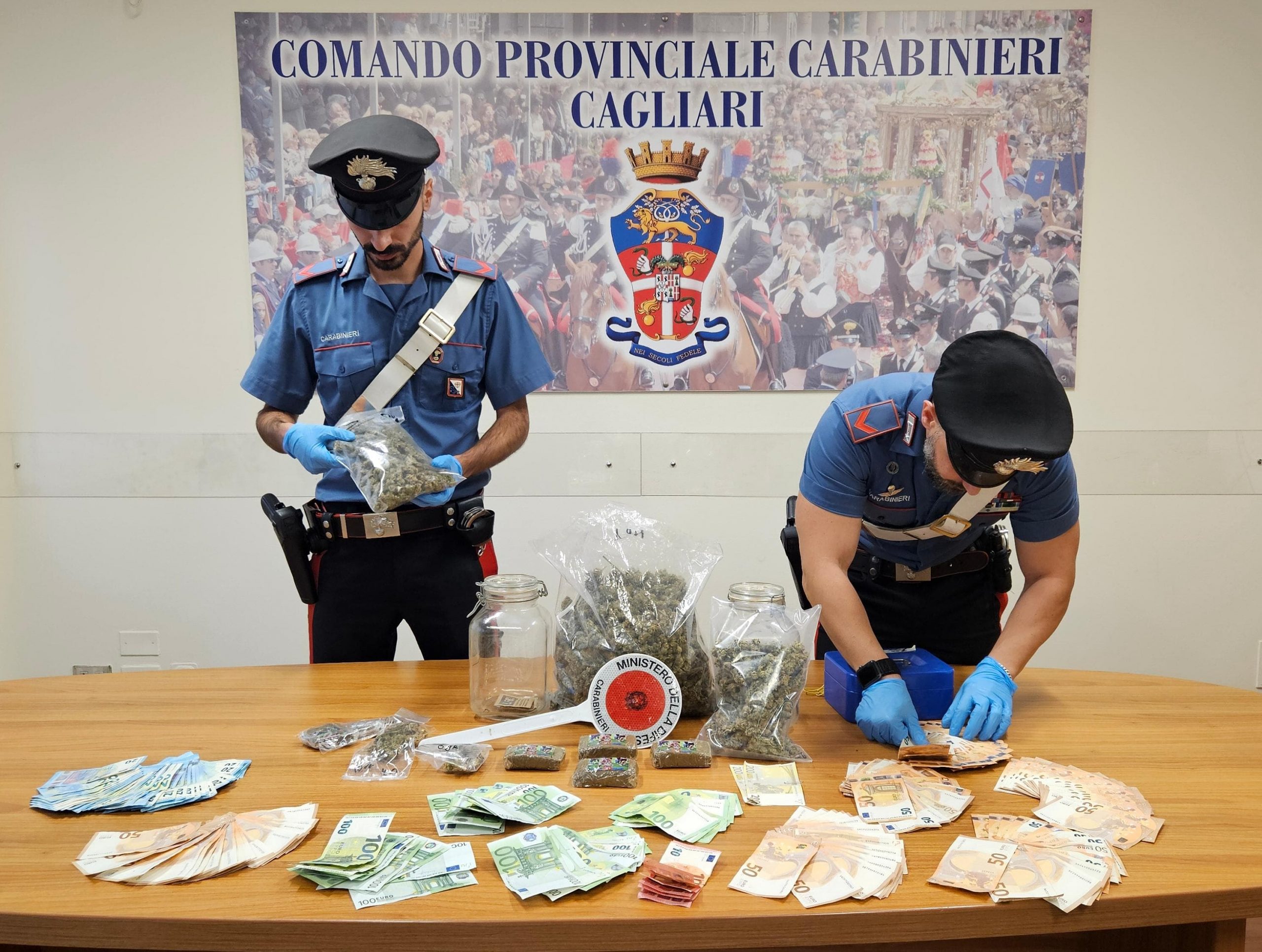 Cagliari, sorpreso con 1 kg di marijuana e mezzo kg di hashish