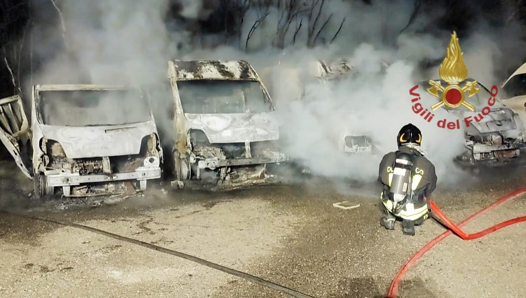 Fiamme a Sestu, distrutti 4 furgoni di un’azienda di ristorazione