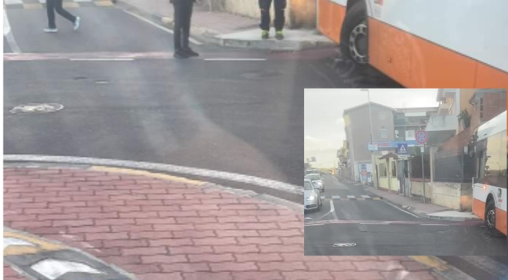 Assemini, autobus incastrato tra la rotonda e il marciapiede per 20 minuti