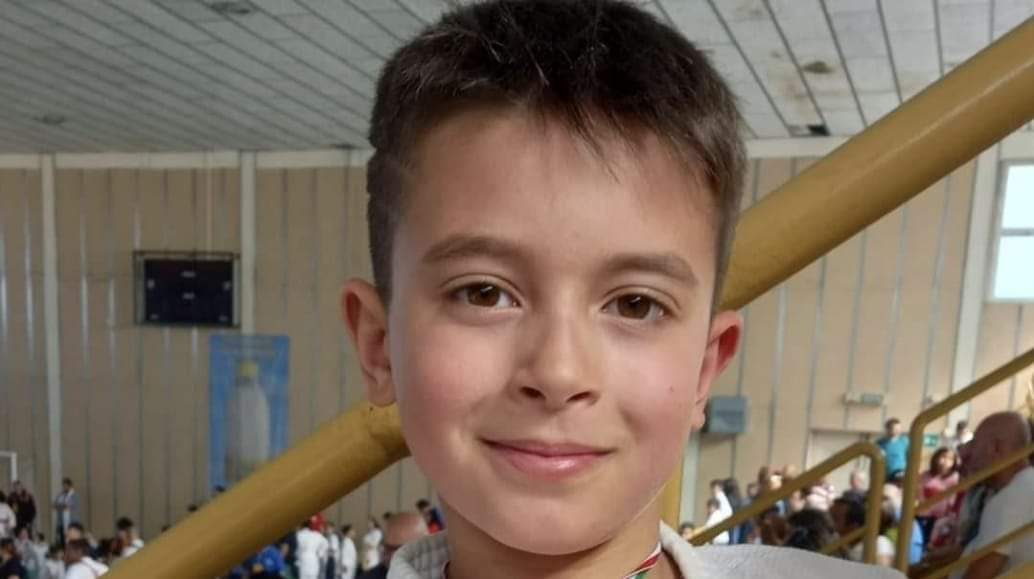 Sbatte contro la porta da calcio che cade, lo travolge e lo uccide a 10 anni: addio a Gioele Putzu a Ozieri
