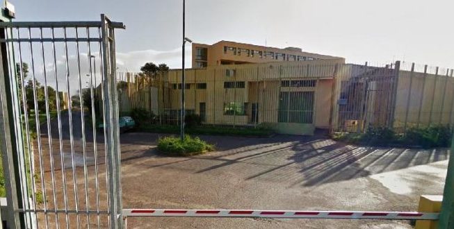 Accoltella il papà a Siliqua, sullo sfondo liti e maltrattamenti: “Il 15enne era scappato col resto della famiglia da un amico”