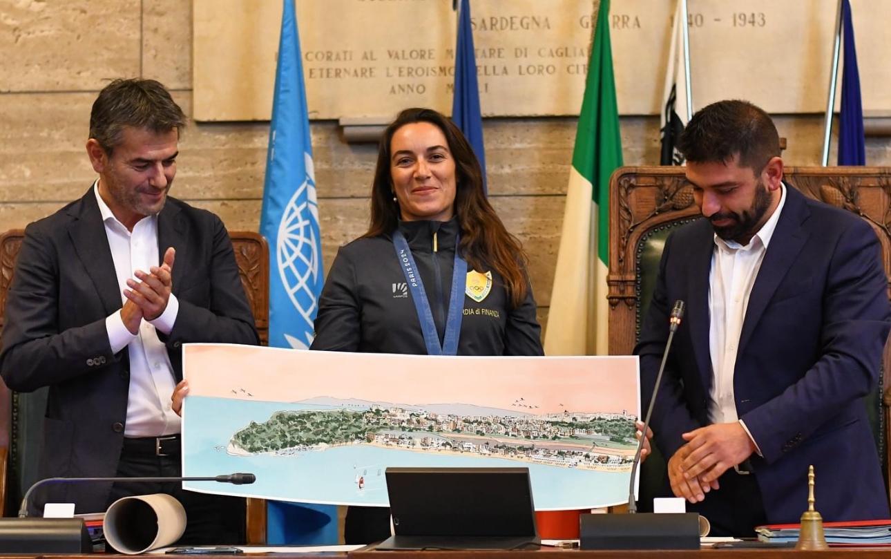 Cagliari abbraccia Marta Maggetti dopo lo storico oro olimpico nel windsurf a Parigi