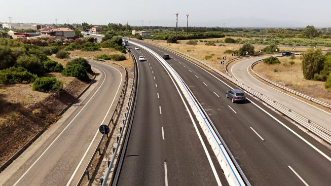 Lo strano inseguimento sulla Ss 131: “Un’Audi nera ha cercato di colpirmi più volte per farmi uscire fuori strada”