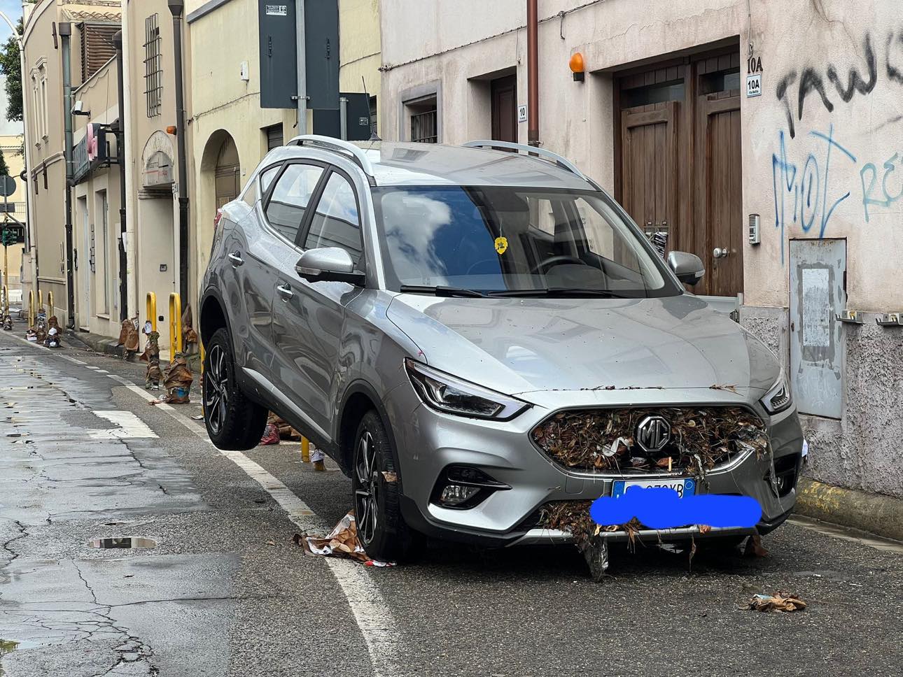 Pirri, caos in via Riva Villasanta: l’ondata di pioggia sbalza l’auto che finisce sui paletti