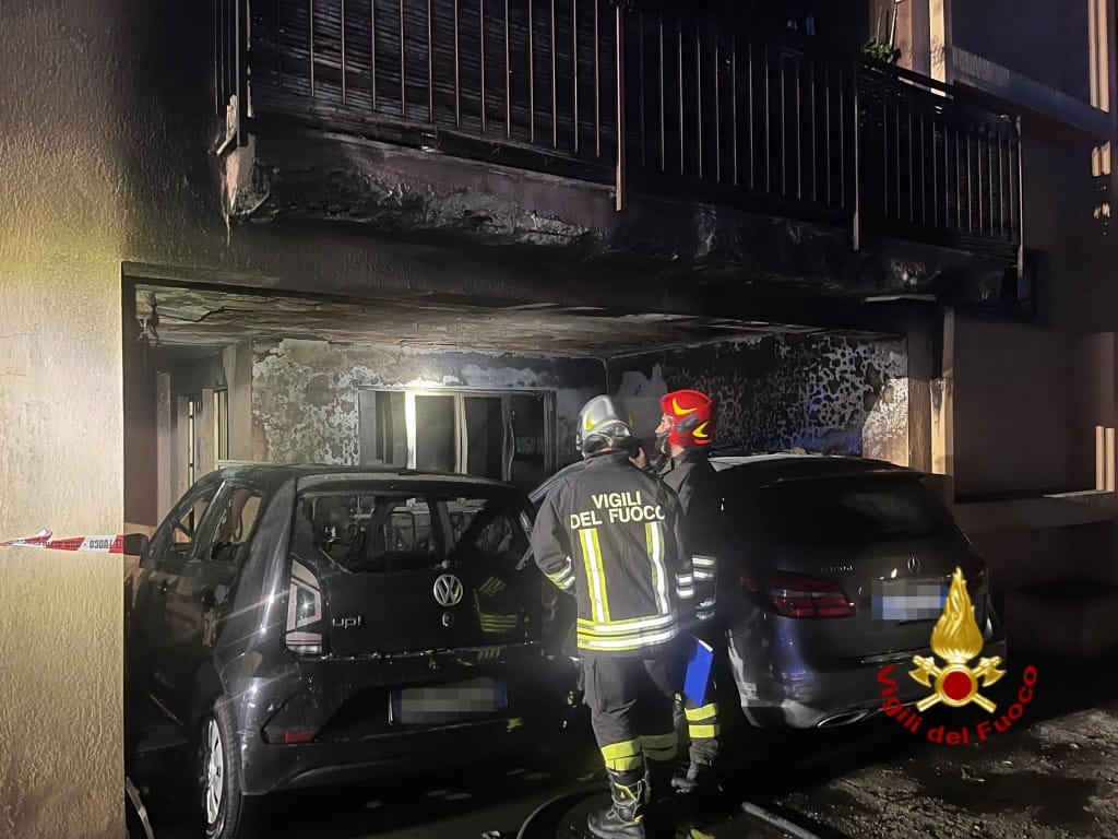 Cagliari, auto in fiamme in via delle Tortore: i vigili del fuoco limitano i danni
