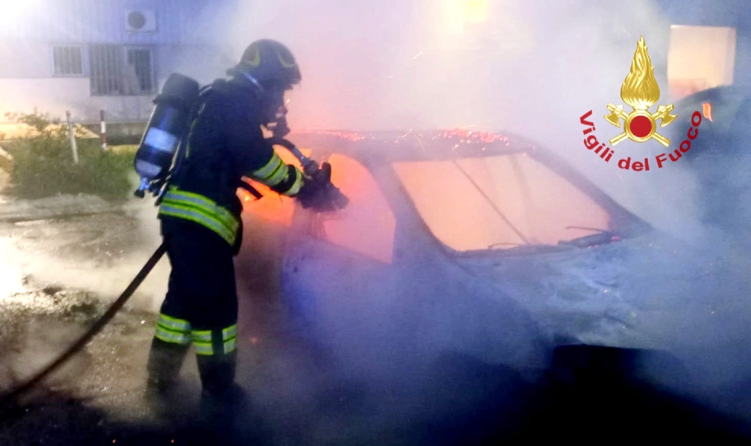 Cagliari, nuovi roghi nella notte: 3 auto in fiamme in via Procida