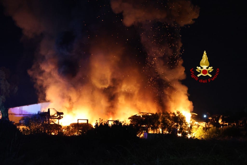 Fiamme in un deposito a Carbonia, 80 auto in disuso distrutte dal rogo