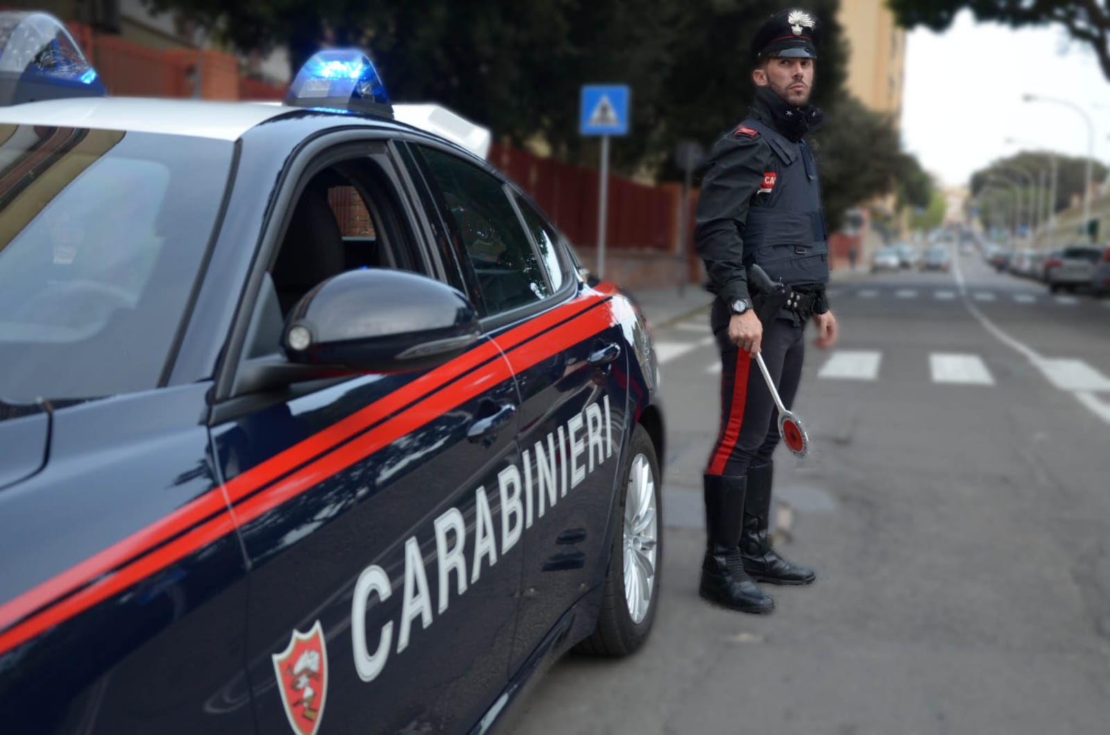 Carbonia, distrugge il braccialetto elettronico e torna a minacciare la ex