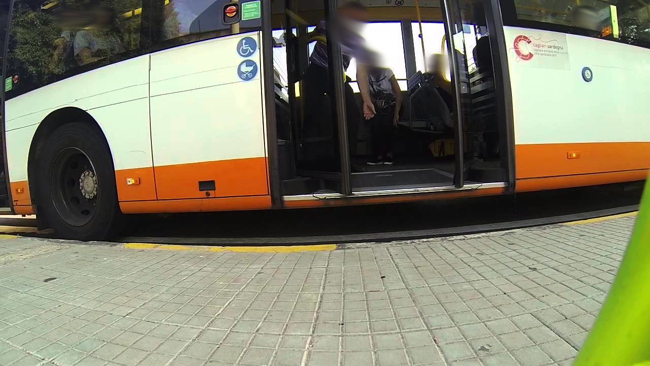 Monserrato, pugno in testa e calci nelle costole, paura a bordo del bus: giovane mamma aggredita
