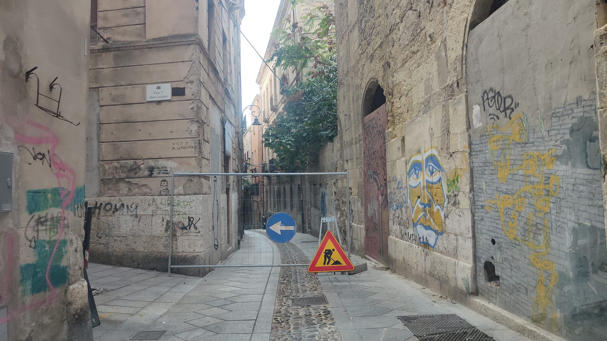 Cagliari, così muore Castello: chiusa via Lamarmora con le transenne, residenti e commercianti ko