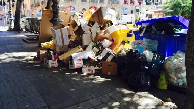 Cagliari, “caddozzi” scatenati: in un anno duemila tonnellate di spazzatura gettata in strada