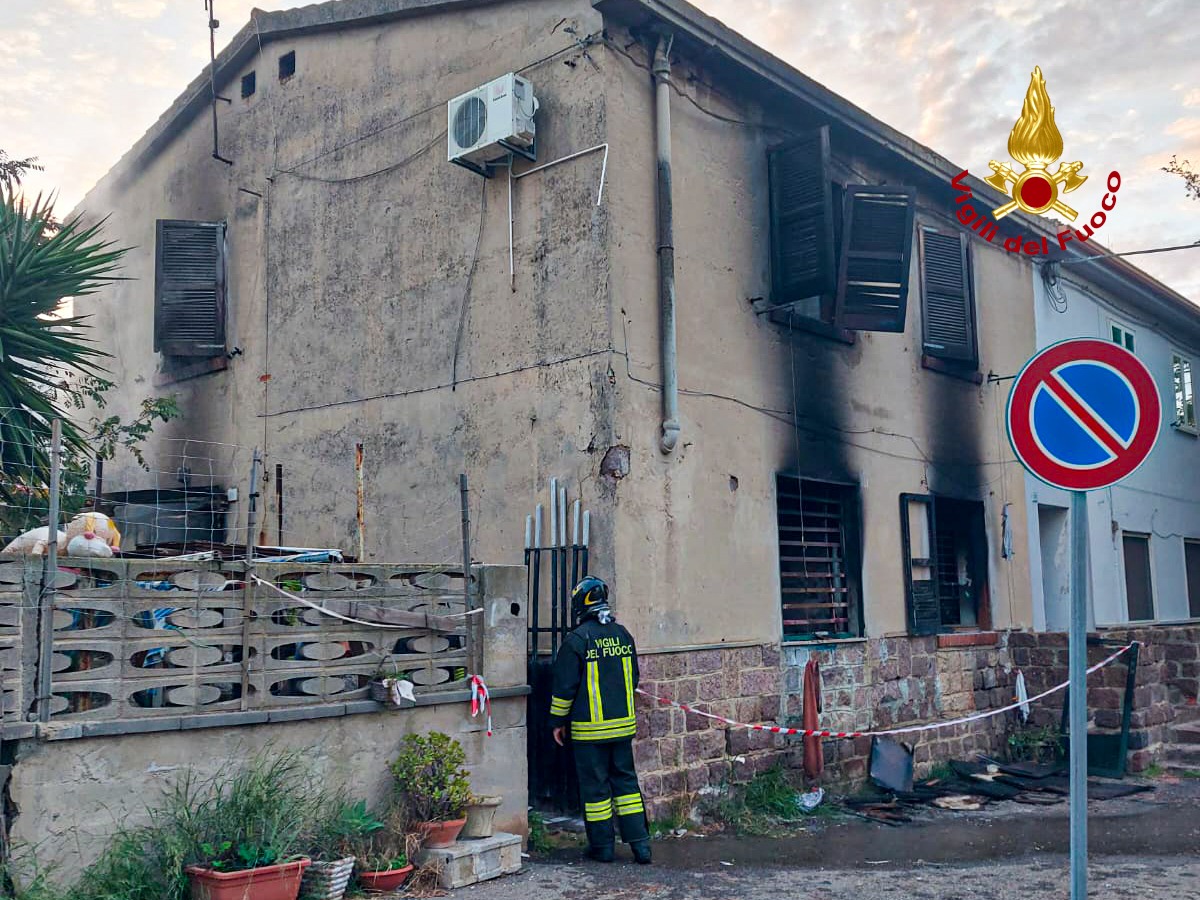 Carbonia, fiamme in un centro per anziani e in un’abitazione