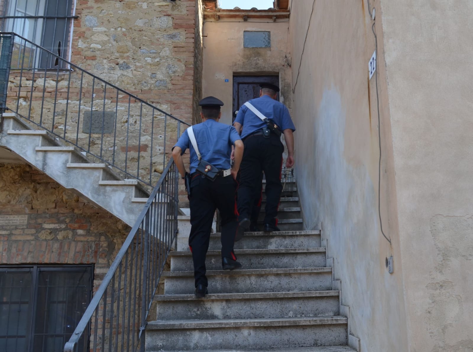 Aggredisce la moglie in presenza delle figlie minori e sconvolge l’appartamento, 45enne arrestato a Elmas