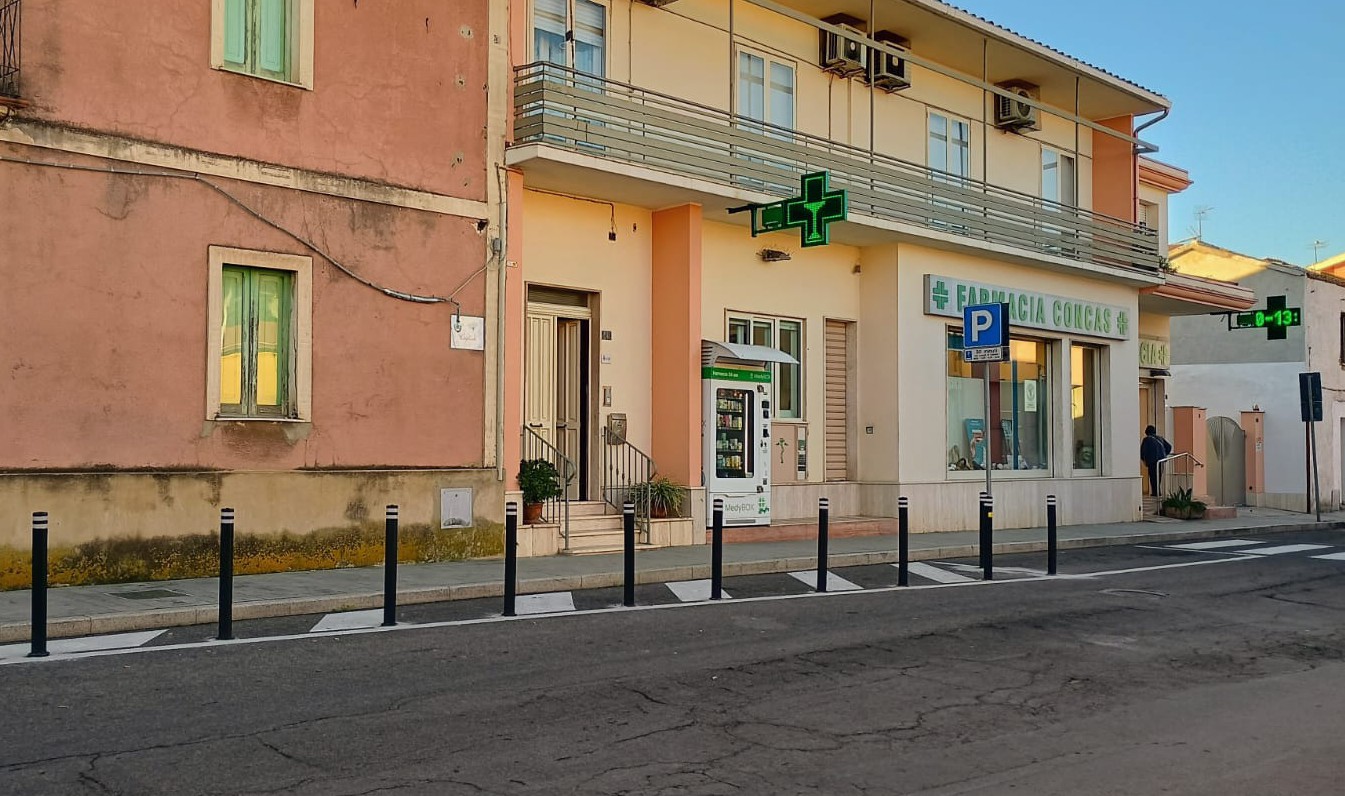 Sarroch, dissuasori per frenare la sosta selvaggia vicino alla farmacia