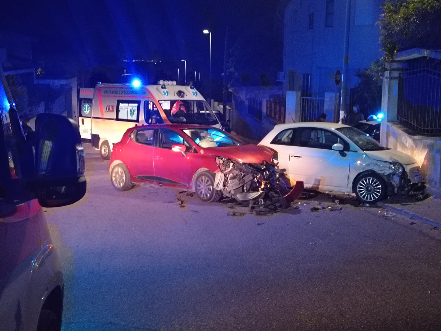 Grave scontro tra auto nella notte a Dolianova, due feriti in ospedale