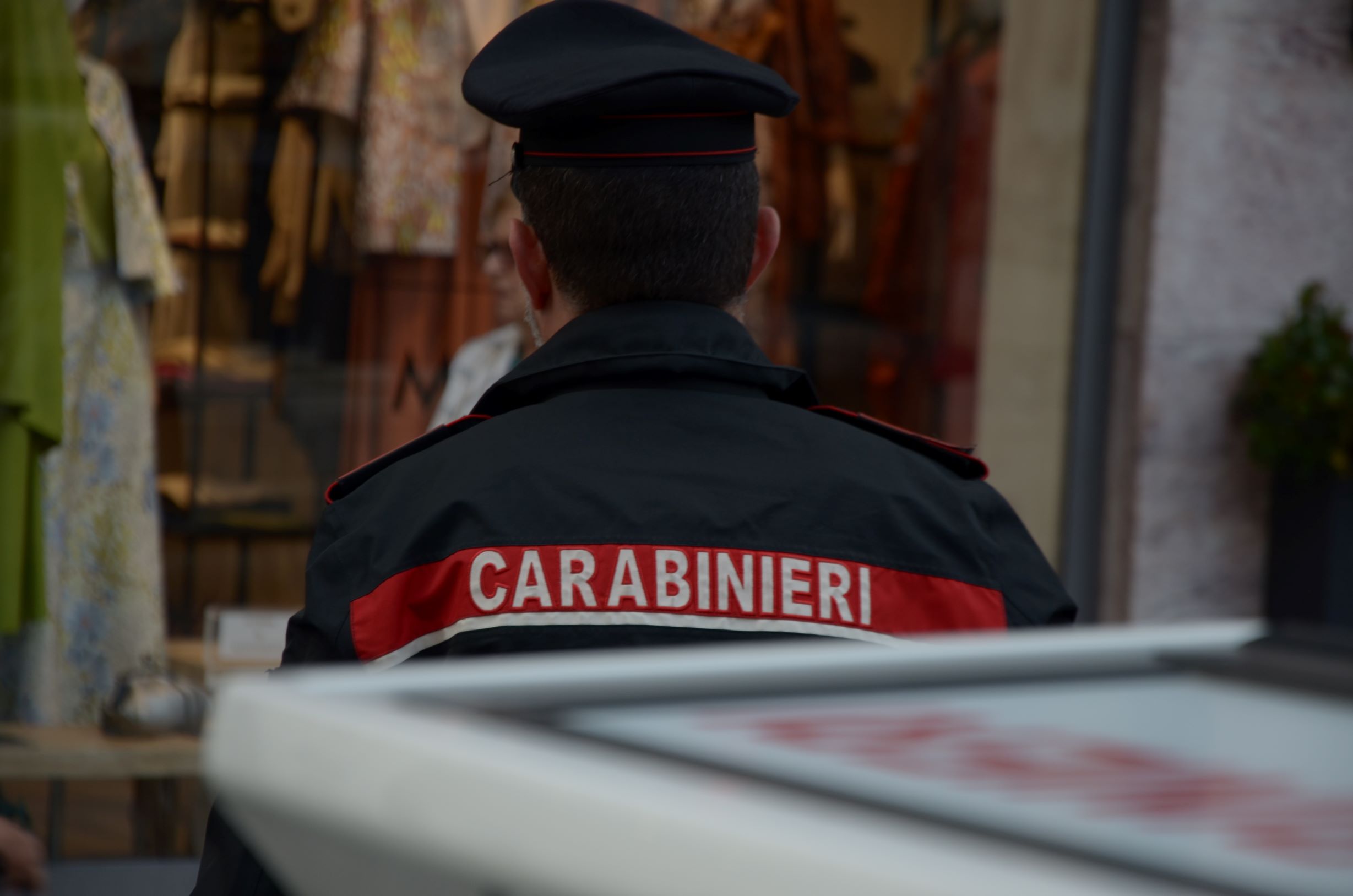 Urina sulla vetrata di un bar, aggredisce un passante e colpisce un carabiniere: arrestato a S.Gavino Monreale