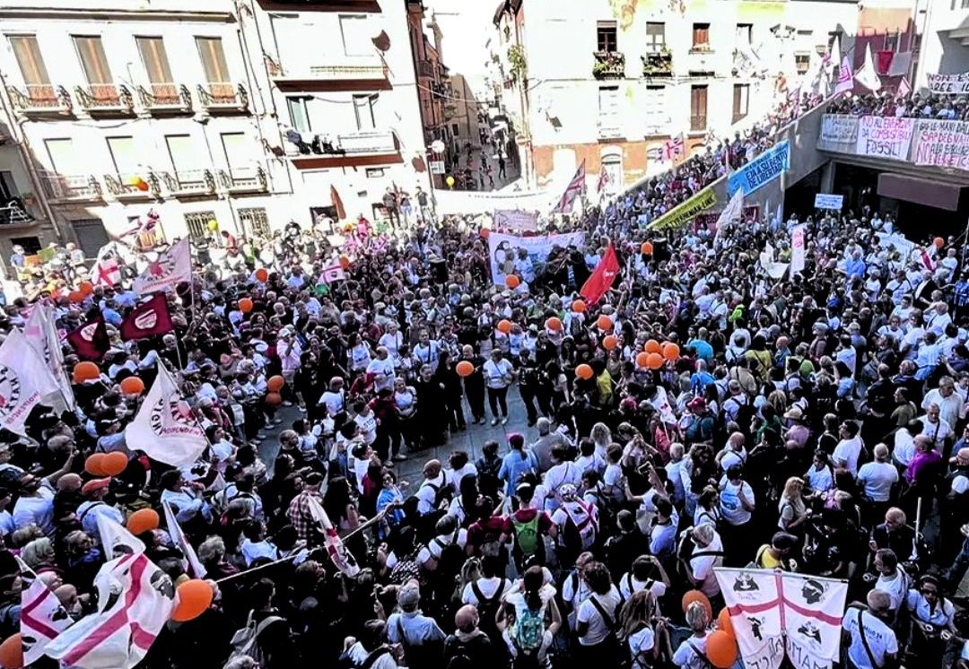 La guerra sulle rinnovabili agita la politica: comitati in piazza a Cagliari, alta tensione in aula