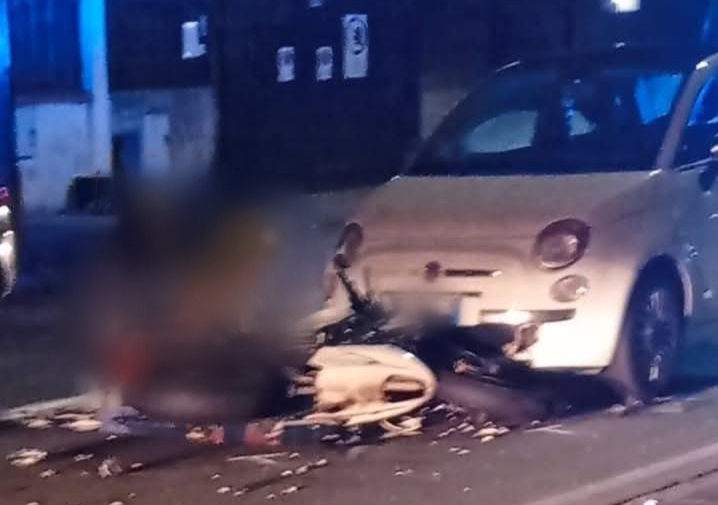 Assemini, scontro in via Carmine fra auto e scooter