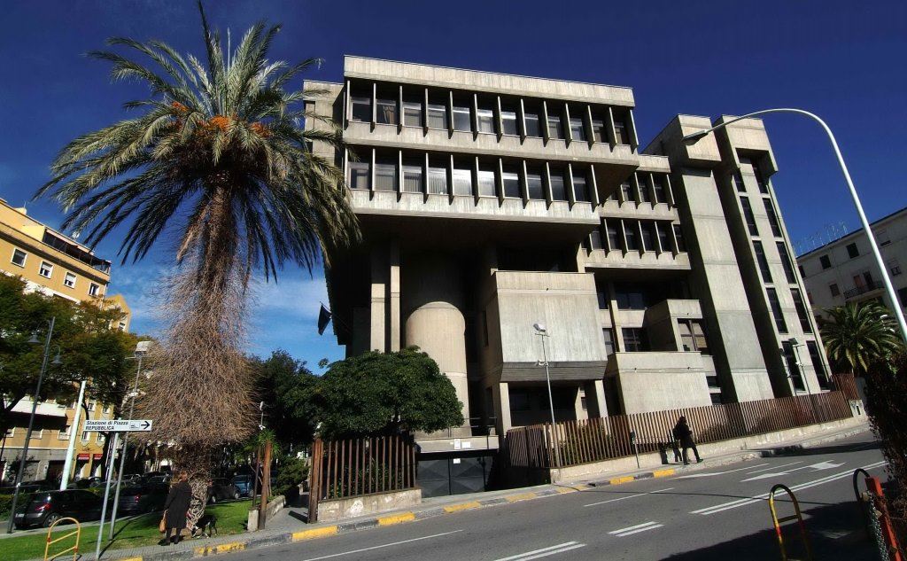 Cagliari, momenti di paura in Procura dei minori: esplode un colpo di pistola, carabiniere ferito in ospedale