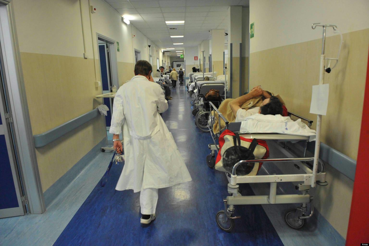 Cade e si frattura a Monserrato: “Mia mamma da 3 giorni in una barella del pronto soccorso”