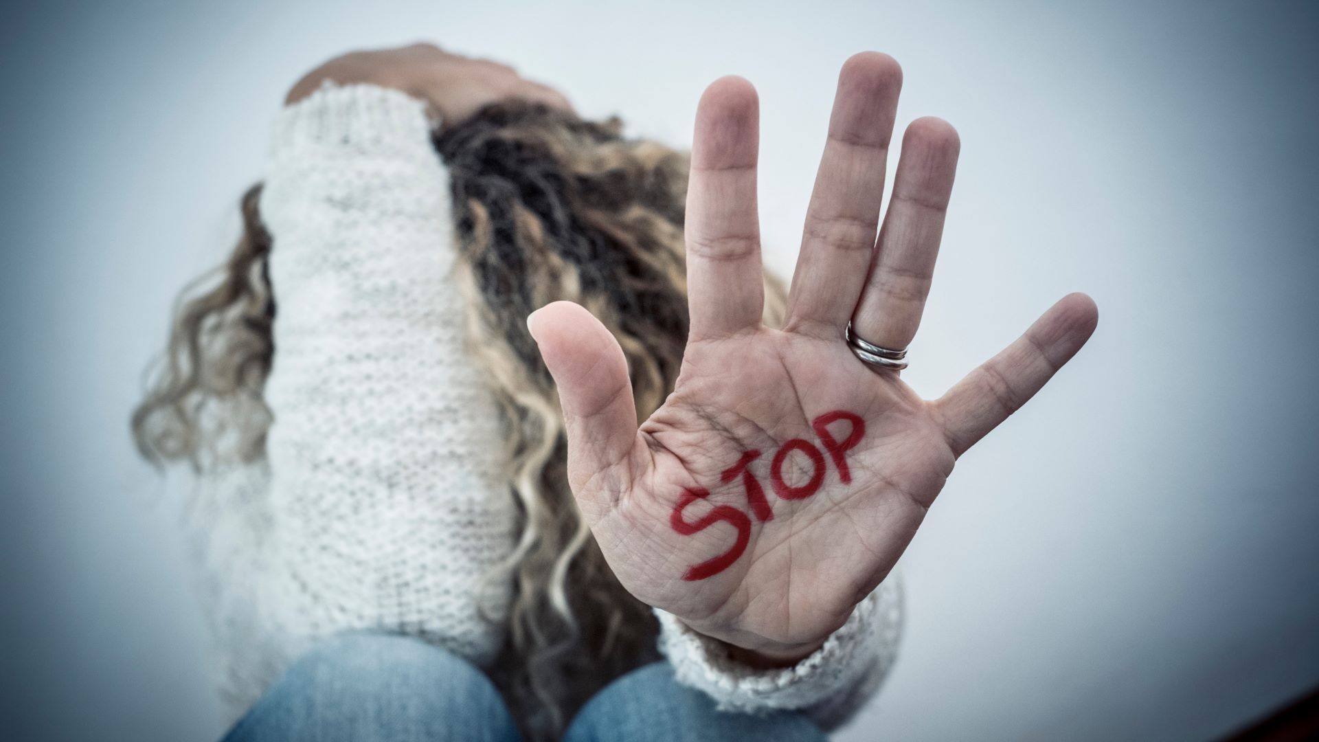 Violenza sulle donne, c’è ancora tanto da fare: per la metà degli adolescenti la colpa dello stupro è delle vittime