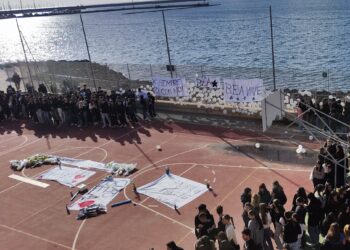 Cagliari, una catena umana sulle strisce di viale Colombo: gli studenti dell’Alberti chiedono più sicurezza
