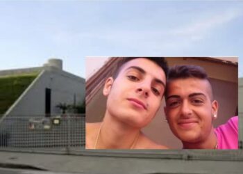 Quartu, l’estremo saluto a Giacomo e Matthias: gli amici portano i feretri in spalla