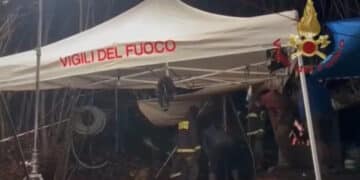 Cane bloccato in una grotta da giorni: i vigili del fuoco lottano per salvarlo