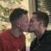 Il bacio sotto l’albero diventa virale: Jakub Jankto, calciatore del Cagliari, primo in Italia ad aver fatto coming out