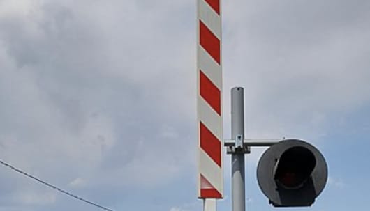Bimbo di 10 anni investito e ucciso da un’auto ad un passaggio a livello