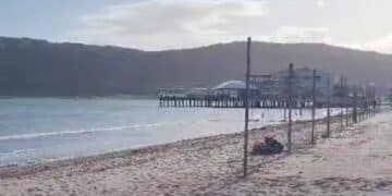 Cagliari, alla quarta fermata del Poetto spunta una recinzione a pochi metri dall’acqua: “Passaggio negato”