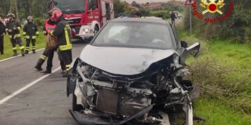 Schianto fra due auto a Nuxis, incastrati fra le lamiere un 25enne e una 35enne