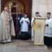 Cagliari, il commovente via al Giubileo: l’arcivescovo Baturi con la croce donata dai carcerati di Uta