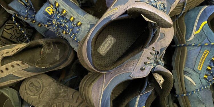 Le scarpe dei postini sardi diventano pavimenti per le aree giochi dei più piccoli