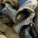 Le scarpe dei postini sardi diventano pavimenti per le aree giochi dei più piccoli