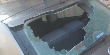 Villasor, sfonda il vetro di un’auto saltandoci sopra: “Ha chiesto scusa”