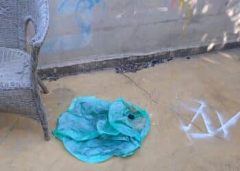 Ussana, lanterna cinese atterra dentro il cortile di una casa e sfiora una vecchia sedia in vimini
