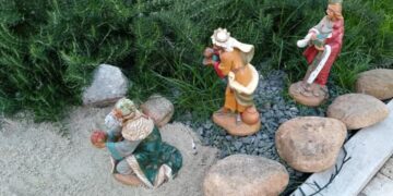 Vallermosa, vergogna: raid nel presepe di via La Pace, statue rubate e sigarette spente sulle decorazioni
