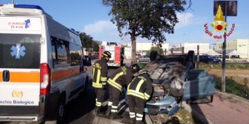 Capoterra, 84enne impatta sulla rotatoria sulla Sp 91 e l’auto si ribalta