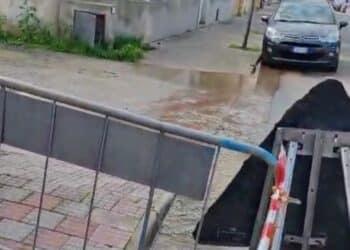 Sestu, ingente perdita d’acqua in via Bologna: allagate le cantine di un condominio