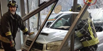 Sfonda la vetrina del supermercato con il suv e investe una cliente