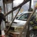 Sfonda la vetrina del supermercato con il suv e investe una cliente