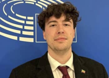 Assistente parlamentare di 25 anni precipita e muore cadendo da un hotel mentre si trova a un evento di Forza Italia