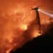Los Angeles brucia ancora: 16 vittime, il vento spinge le fiamme nell’entroterra