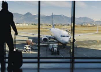 Sardegna sempre più isolata, volano i prezzi di aerei e pacchetti vacanza: viaggiare è sempre più un lusso