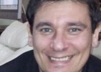 Travolto e ucciso da un’auto mentre attraversa la strada: morto un 48enne