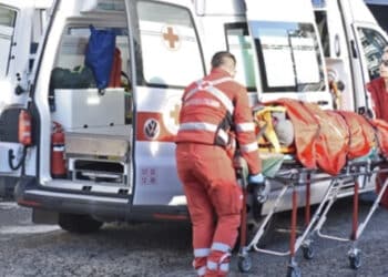 Auto finisce contro un muro: muore una bimba di 9 anni, feriti i fratelli di 4 e 7 anni