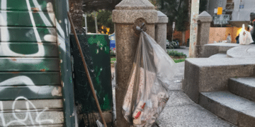 Degrado a Cagliari, un sacco colmo di rifiuti sotto la statua di Carlo Felice