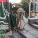 Degrado a Cagliari, un sacco colmo di rifiuti sotto la statua di Carlo Felice