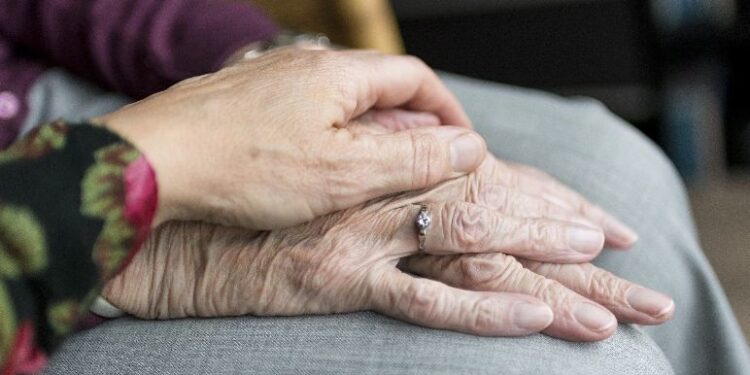 Capoterra, lieto fine per un anziano: lui si perde, i concittadini lo aiutano a ritrovare i familiari
